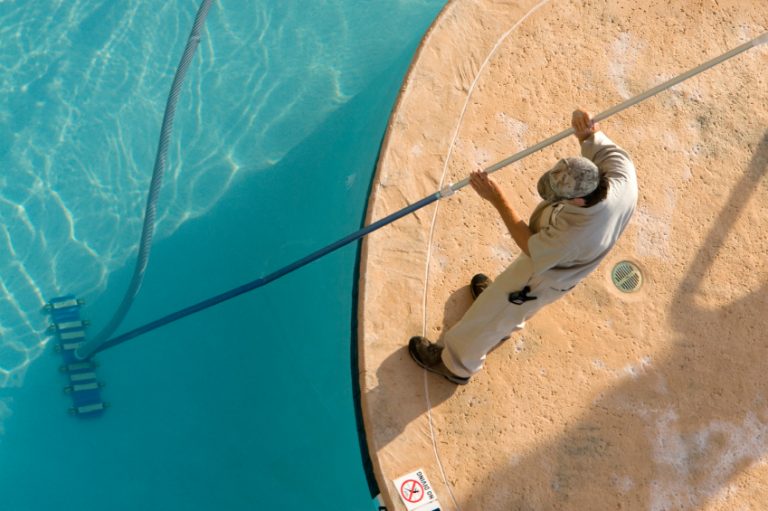 keeping algae out of pool