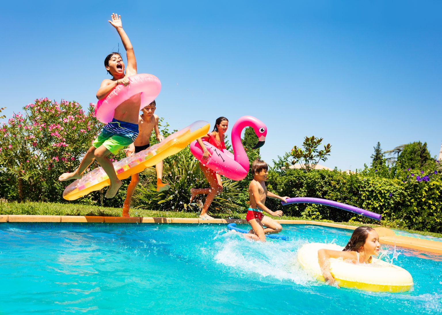 Swimming pool summer. Бассейн большой прыгать. Kids Pool Jump. Jumping in the Pool. Kids jumping to the Pool.